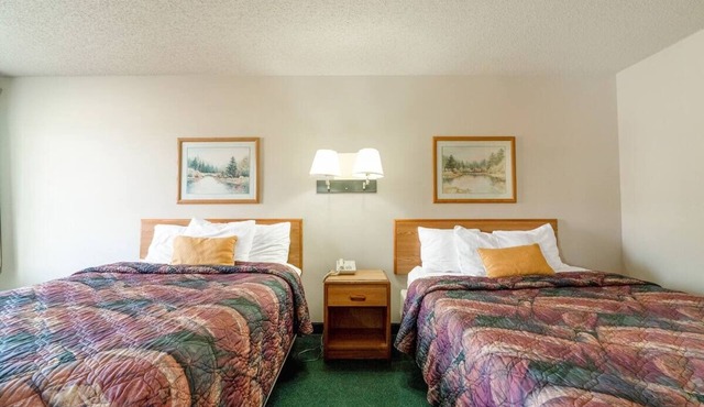 Inviting Two-Queen Room Conveniently Close to Dining Spots