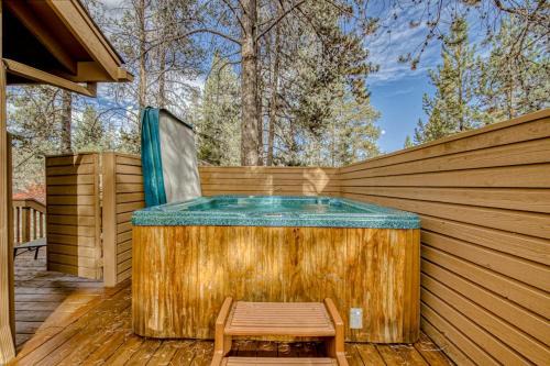 Inviting Updated Sunriver Home in Great Location with Large Deck Private Hot Tub