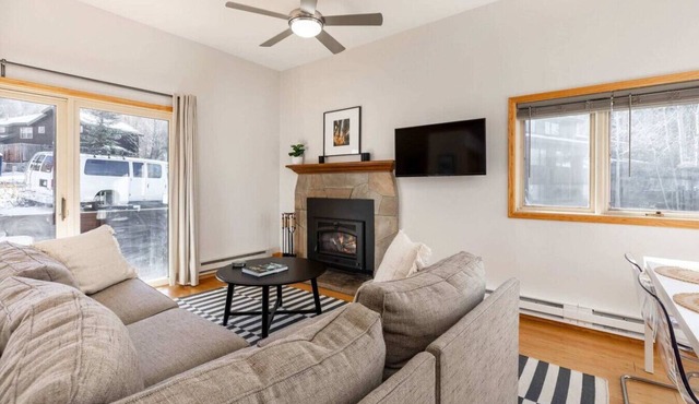 Jagerhaus Chalet I 2BR Condo Between Vail and BC