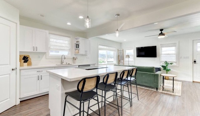 Keolu Hills Haven: Renovated 2/2 & Easy Parking