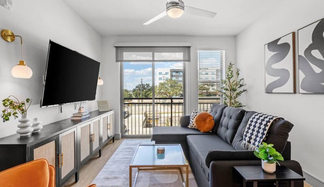 King 1 BD 1BA Suite w Pool/Gym/Parking & Office!