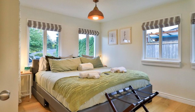 King Bed Private Suite - Seattle North Ballard