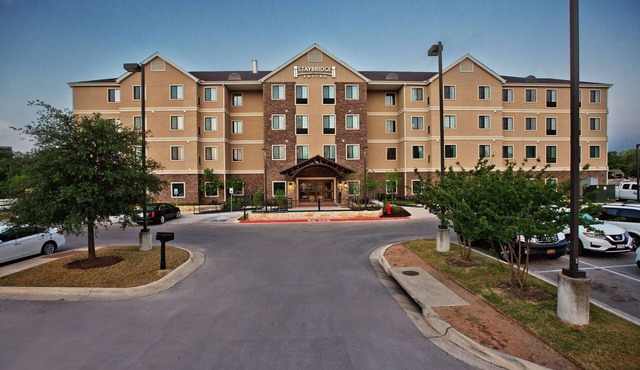King Studio Near Downtown Austin. Free Breakfast, Pool & Gym Access.