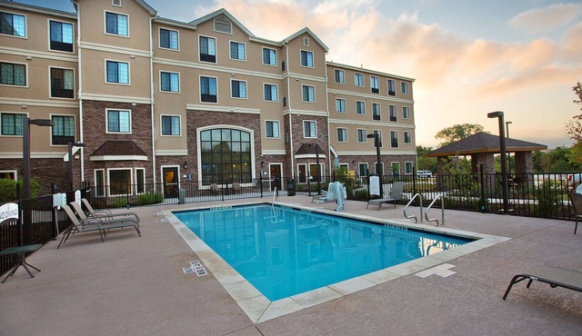 King Suite w/Free Breakfast Included! Outdoor Pool, Near Downtown Austin