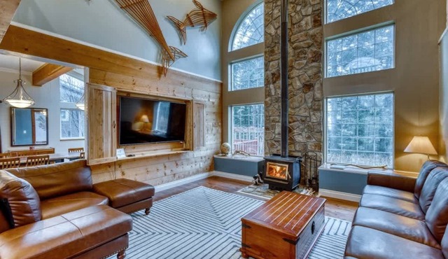 Kodiak Getaway Hot Tub, 2BR, Wood stove!