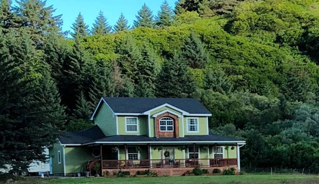 Kodiak Retreat — Steps from Ocean, Near Olds River Trails & Great Fishing