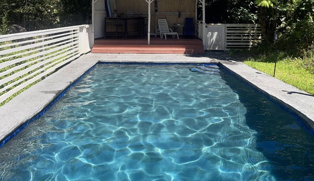 Kuleana Green Cottage with pool 30 min. from Volcano Nat'l Park!
