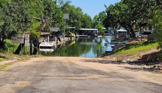 Lake access home in the Hill Country! Less than 1 min walk to boat ramp