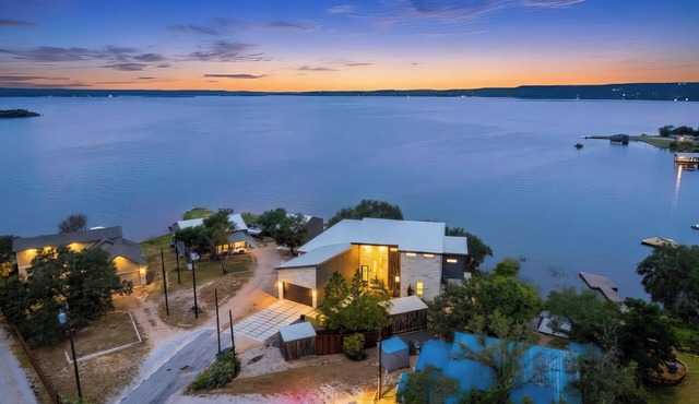 Lake Buchanan Pool, Hot Tub & Lake Access