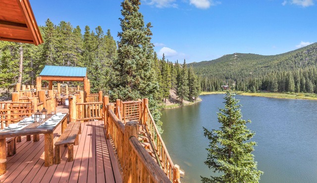 Lake Front Cabin With Mountain Views & Direct Access to Fishing
