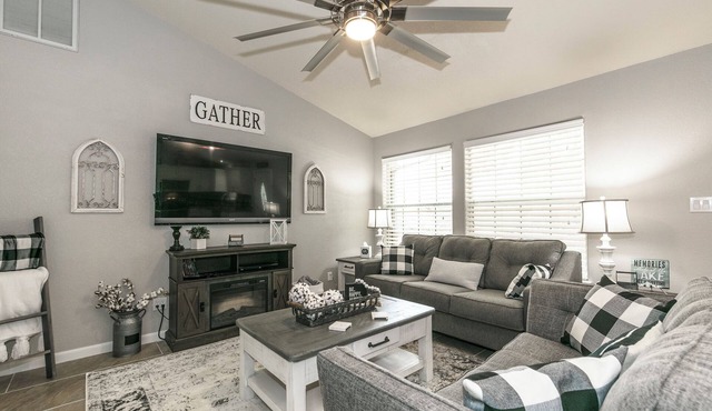 Lake Travis Retreat! Kayaks/Boat Launch/Pool/Park/Point Venture/"Summit Ridge"