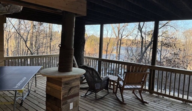Lakefront 3 bedroom cabin on Lake Lanier, near Gainesville Marina
