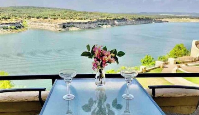 Lakefront Austin Hill Country Island @ Lake Travis
