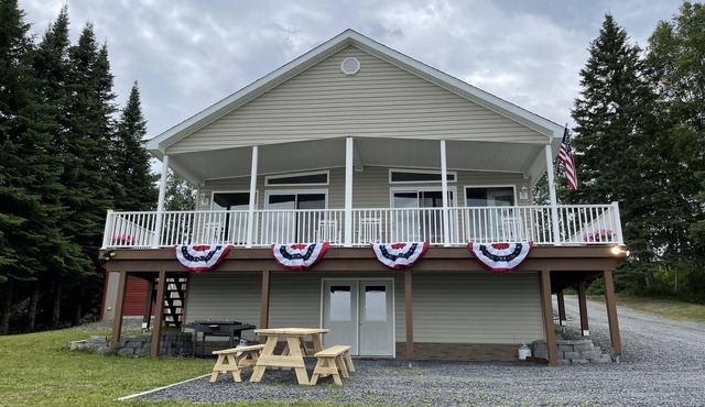 Lakefront cottage with private beach, near trails