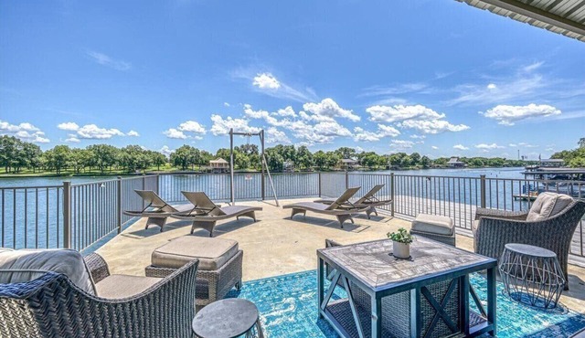 Lakefront Dock, Hot Tub & Great for Groups