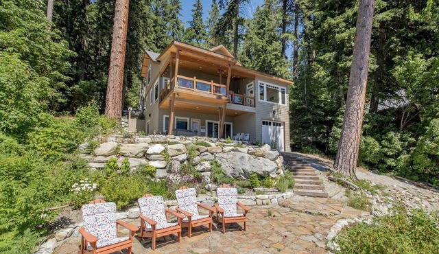 Lakefront Luxury for You and Your Pet: Enjoy Nason Ridge Mountain Views in Style