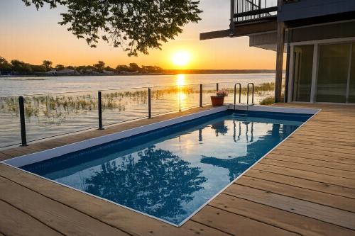 Lakefront, Pool, TreeHouse, 10BR, GameRoom, Hottub