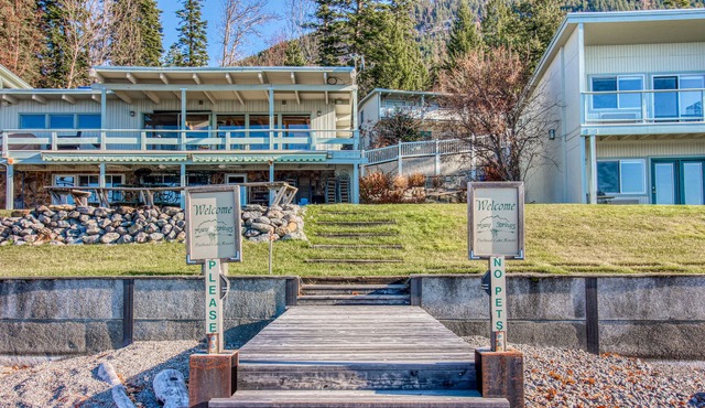 Lakefront studio on Flathead Lake with desk, shared yard & swimming docks in Bigfork