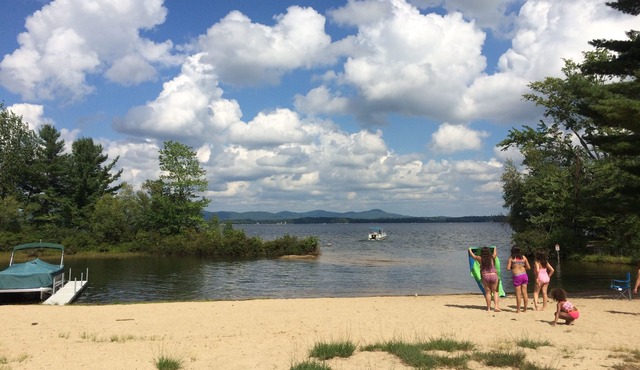 Lakehouse with Game Room, Fire Pit, Beach+Pool access. Sleeps 7. Pet-Friendly!