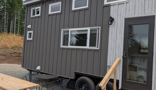 Lakeside, Cozy Tiny Home - Quaint and Fully Equipped
