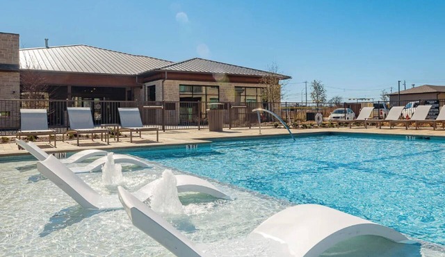 Landing | Stylish 1BD, Pool, Clubhouse