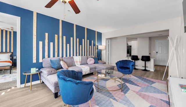 Large apt w/pool & hot tub & workspace