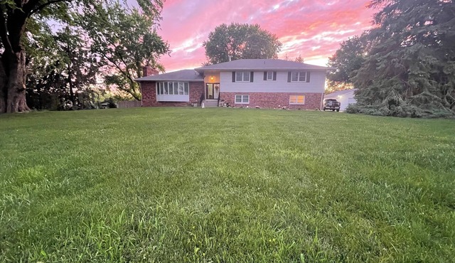 Large, modern, spacious and clean 6-bedroom house in desirable West Omaha.