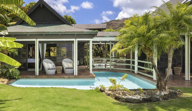 Lavish Oceanfront Estate w/Pool, Spa & AC - Close to Beaches: Maunalua Sunset