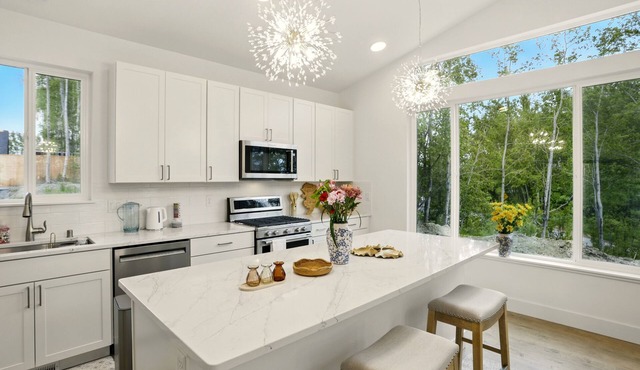 LE17: 4-bedroom 3full bathroom house in gorgeous Anchorage neighborhood with AC