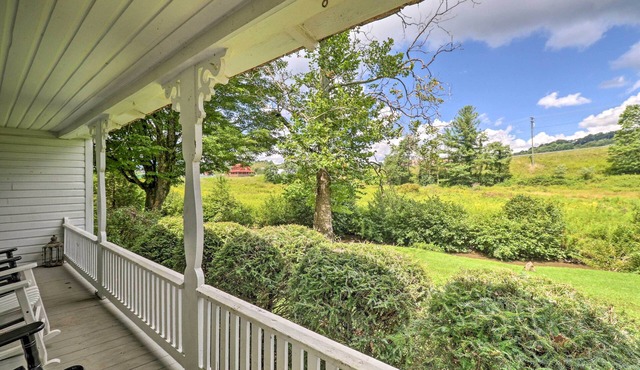 'Lil Red Hen' Cottage in the Boone Area w/Hot Tub