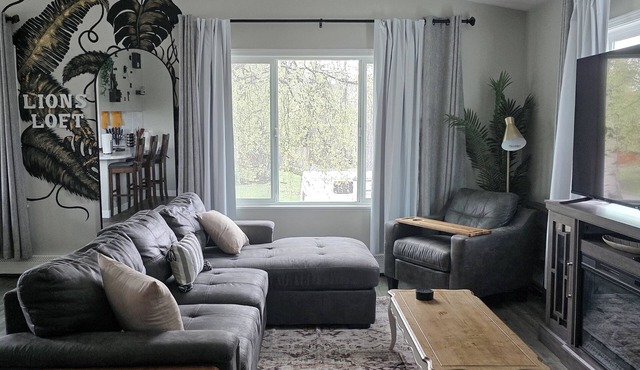 Lions Loft w/hot tub, king size bed, and kids cove!