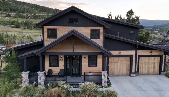 Lone Eagle Luxury Mountain Getaway with Hot Tub + Gym/Peloton