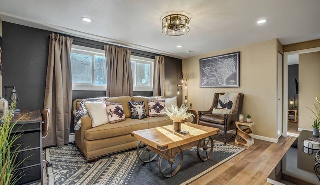 Lone Star Lookout - Cozy 2-BR w/Mountain Views, King Bed & Pet-Friendly Yard