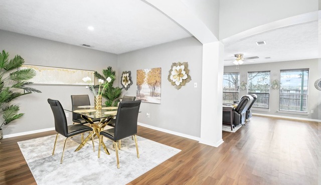 Longer-Term Welcome! Cheerful 1 bedroom Plush Queen Bed!