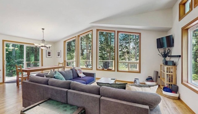 Lopez Island escape with stunning views, hiking nearby & sunset vistas