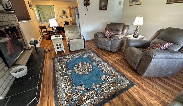 Lovely 2-bedroom duplex in Anchorage perfect for your getaway.