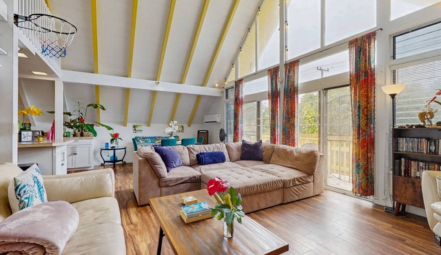 Lovely A-frame home with lanai, WIFI and washer & dryer - near the beach