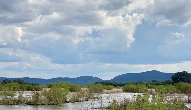 Lovely Llano River! 2 Bedroom cottage on the Llano River- Sleeps 6!