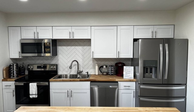 Lovely remodeled 2bd 1.5bt apt in a midtown #1