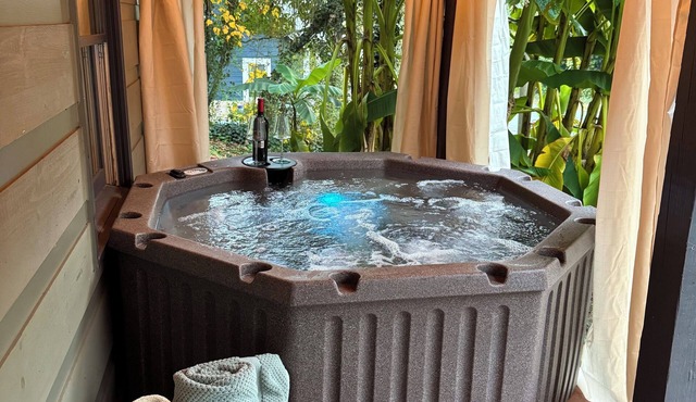 Lux Mountain Cabin-Hot Tub-Fire Pit-Wineries-Walk to Downtown