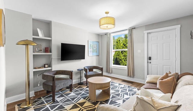 LUX Newly Renovated with Full Work From Home Setup