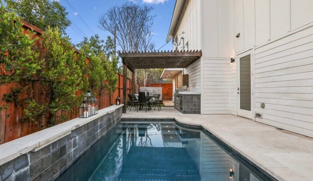 Luxe 8BR Austin Combo | Pool, Grill & Rooftop Deck