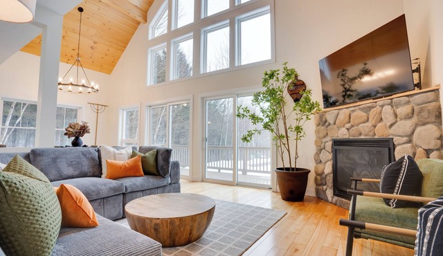 Luxe Mountain Escape ~ Sauna ~ Hot Tub ~ Pool Table ~Arcade Games~ Massage Chair