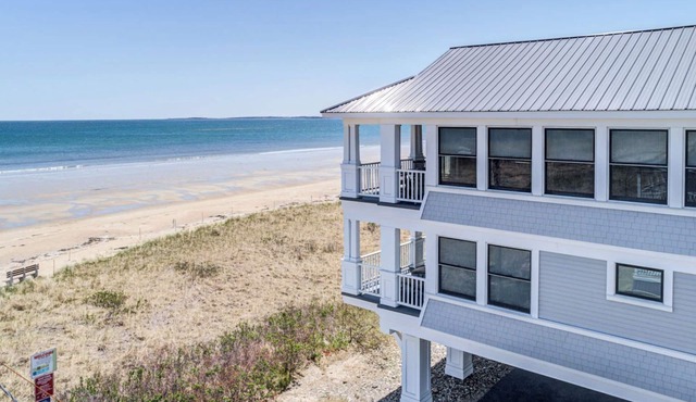 Luxurious Beachfront House - spectacular ocean views - w/indoor elevator