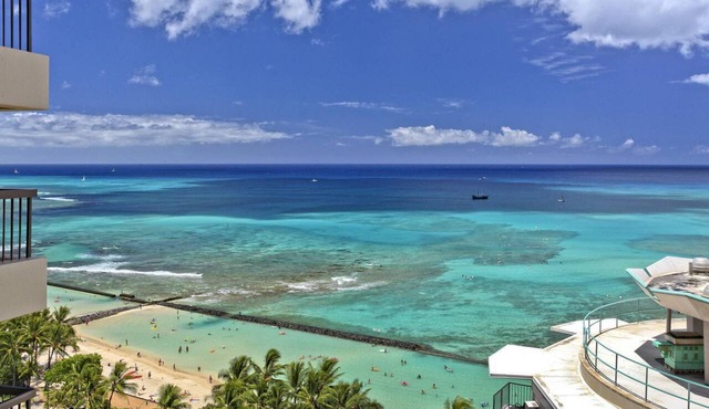 Luxurious Ocean View 2-bed/2-bath condo with Pool, FREE Valet Parking & Wi-Fi