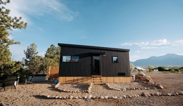 Luxurious, Riverside Chalet! Romantic Mountain Views