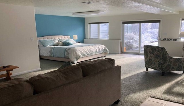 Luxurious Secluded Hillside 1000 sq ft Studio on 5 acres