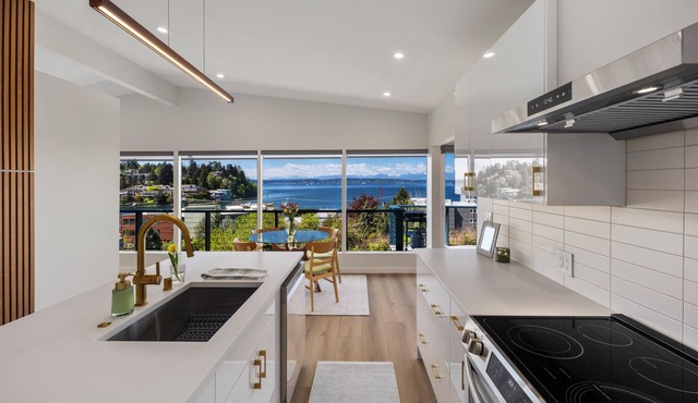 Luxury Ballard Waterview Stay - By Stadiums l Walk To Beach l Rays Boathouse