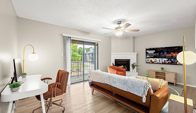 Luxury Budget North Austin Apartment - King Bed - Pool - Ultra Fast Wifi - Pets