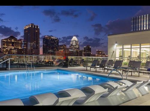 Luxury Condo on Rainey Street - Walk to Lake and City Center